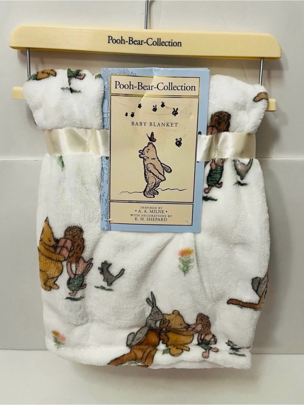 Winnie the Pooh Bear Collection White Baby Blanket Pooh with Present Kanga Roo